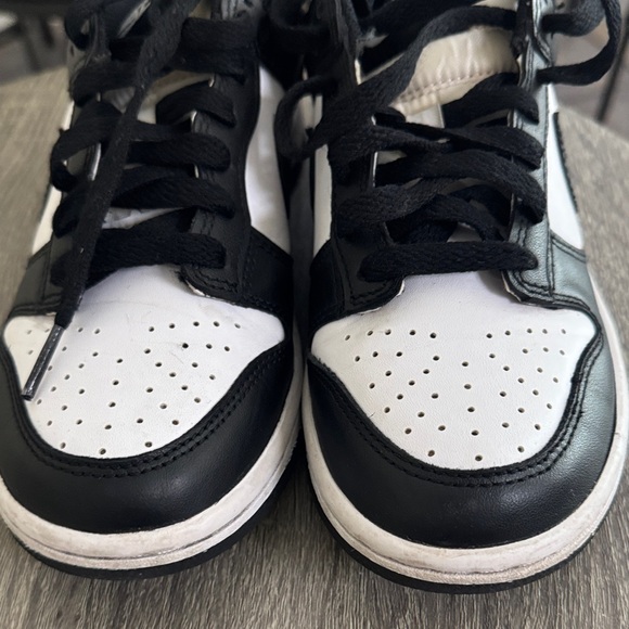 Nike Kids Black and White Sneakers - Picture 3 of 5